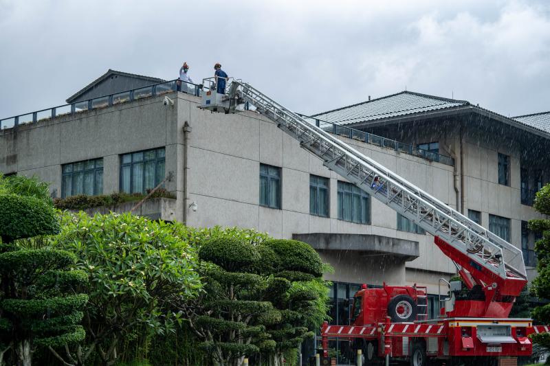 良庆区消防救援大队到五象山庄1号楼进行救援演练